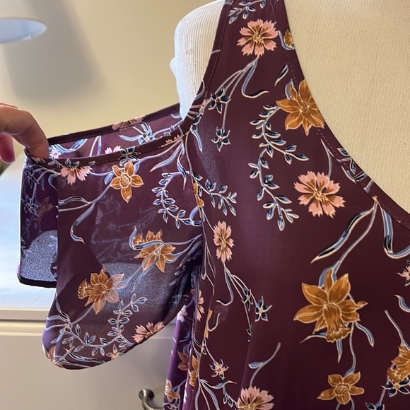 Pink rose brands, floral, print, cold shoulder, top with flowy sleeves - Picture 3 of 11